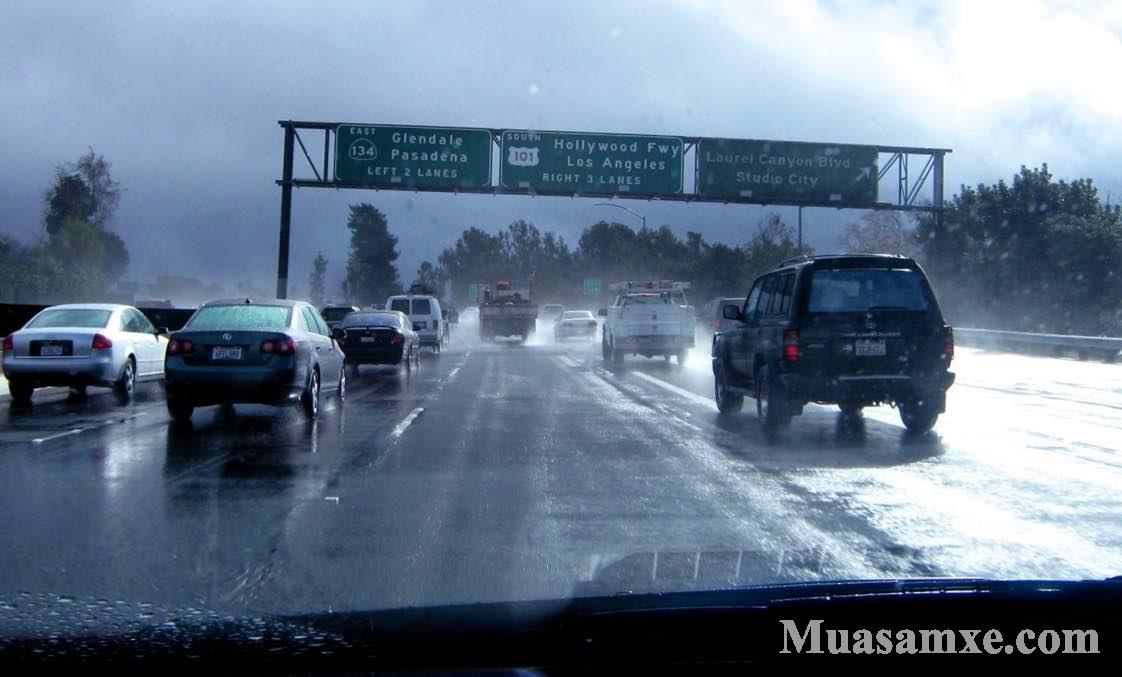 10 lưu ý đặc biệt quan trọng khi lái xe ôtô trời mưa bạn nên ghi nhớ!