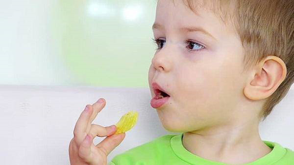 Điểm danh 4 thực phẩm có thể gây ung thư cho trẻ, 3 thứ hầu hết các bé đều "nghiện"