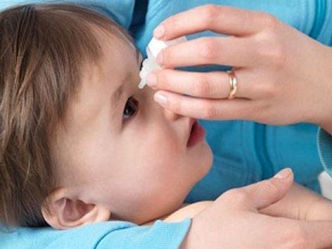 Đau mắt đỏ ở trẻ được chuẩn đoán qua những dấu hiệu triệu chứng nào?