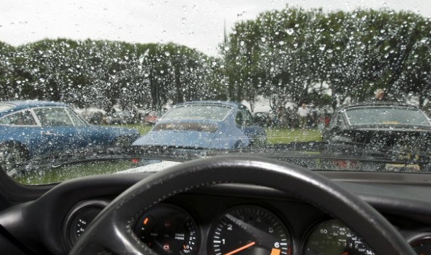 Kinh nghiệm lái xe ô tô an toàn trong thời tiết mưa rét