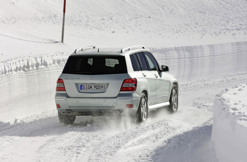 Kinh nghiệm lái xe ô tô trên đường băng tuyết