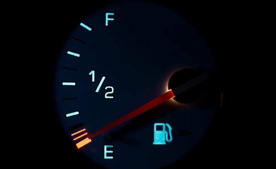 Kinh nghiệm lái xe ô tô: Cách tính quãng đường có thể đi “cố” khi đèn báo nhiên liệu bật sáng