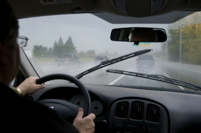 Lái xe mùa mưa bão an toàn với 12 kỹ năng cơ bản