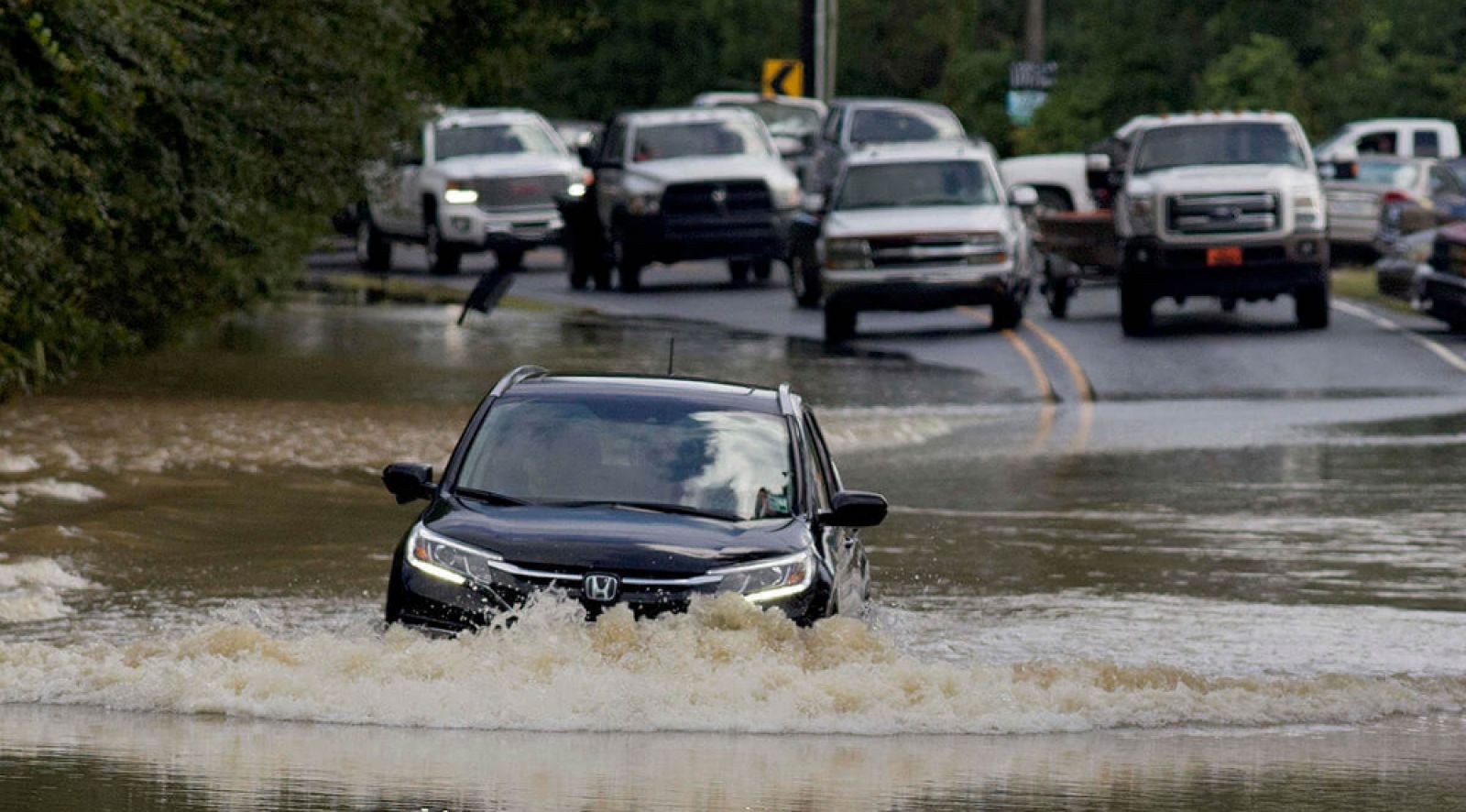 Lái xe mùa mưa bão an toàn với 12 kỹ năng cơ bản