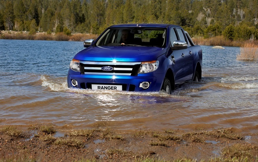 Mách bạn cách lái xe vượt đường ngập nước