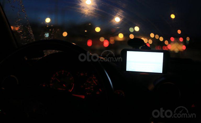 Những điều nên và không nên làm khi lái xe buổi tối