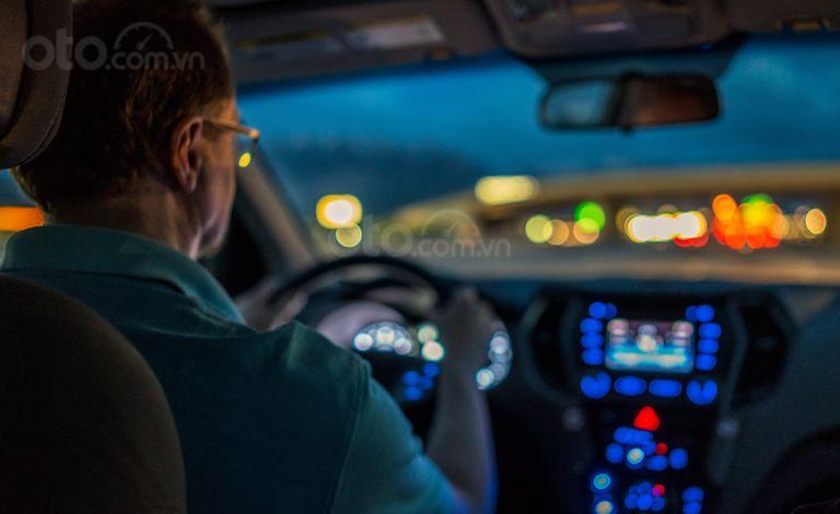 Những điều nên và không nên làm khi lái xe buổi tối