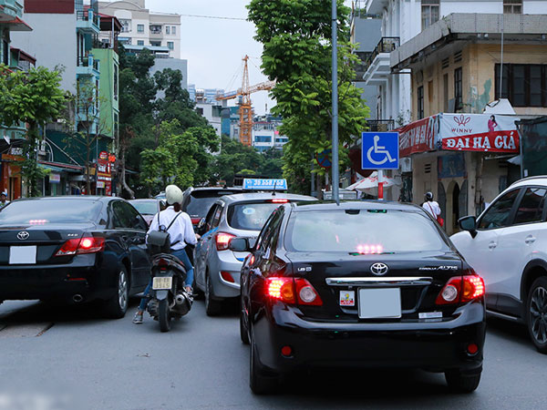 Tài xế Việt và những hành vi lái xe nguy hiểm khó bỏ