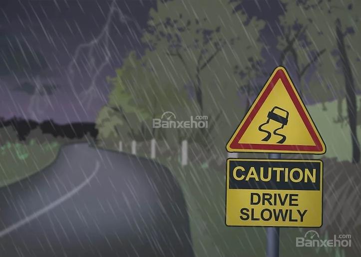 Tổng hợp mẹo lái xe an toàn trong thời tiết mưa giông sấm sét