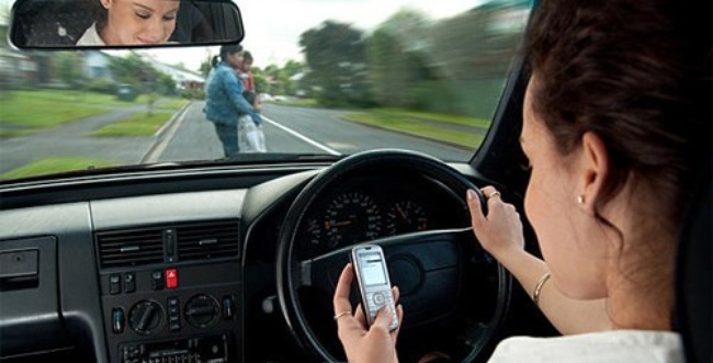 Vừa lái xe vừa sử dụng điện thoại – tác hại khôn lường