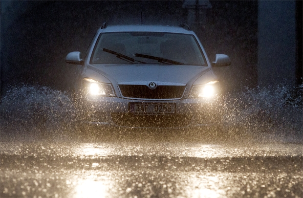 Lái ô tô thế nào để bảo vệ xe và an toàn khi mưa bão