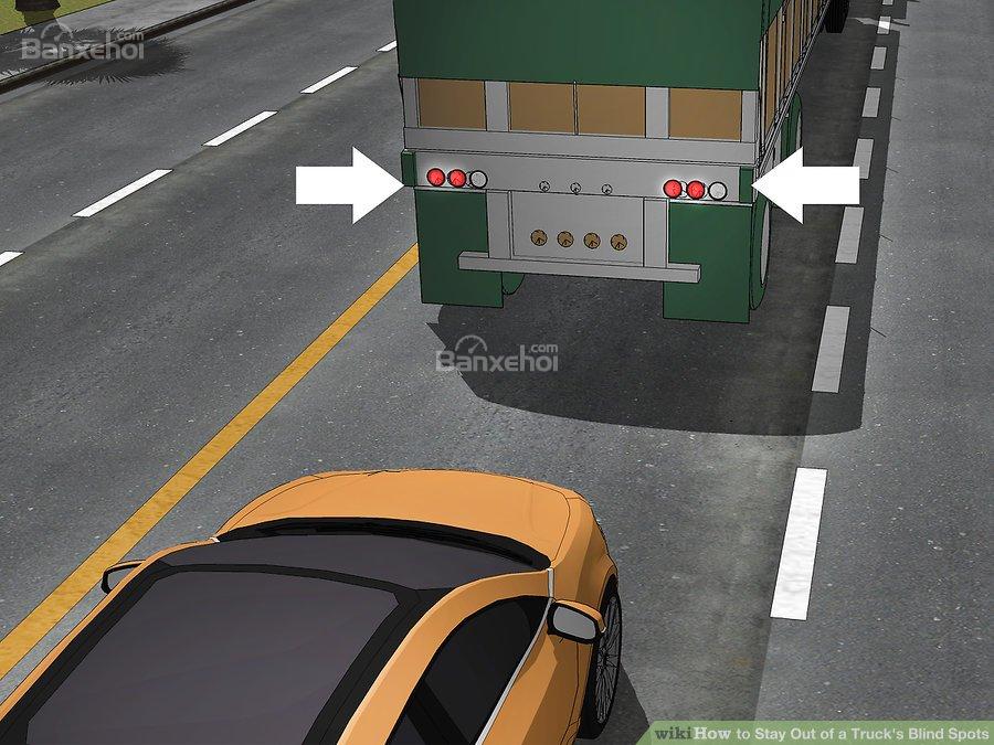 Mẹo lái ô tô giúp "sống chung" với điểm mù của xe tải