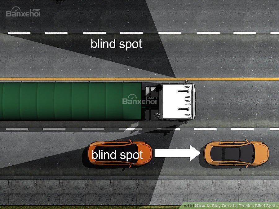Mẹo lái ô tô giúp "sống chung" với điểm mù của xe tải