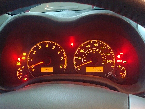 Đèn phanh xe ô tô báo sáng - nguyên nhân và cách xử lý