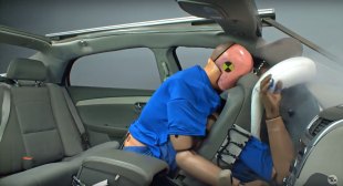 Hiểm họa khôn lường khi không thắt dây an toàn ở ghế sau xe ô tô