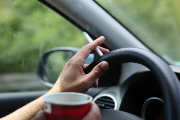 Hút thuốc trong ô tô và những tác hại lâu dài ít ai biết