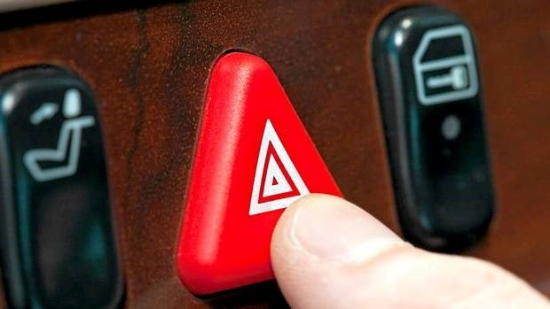 Khi nào nên dùng đèn khẩn cấp trên ô tô?