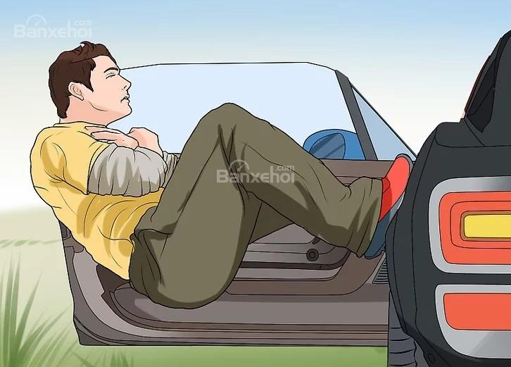 Làm thế nào để nhảy khỏi xe an toàn khi xe đang chạy?
