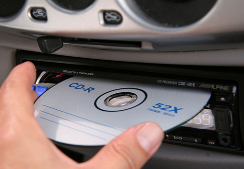 Lấy đĩa CD kẹt trên xe hơi bằng vài mẹo nhỏ