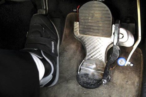 Nên sử dụng dép hay giày khi vận hành ô tô?