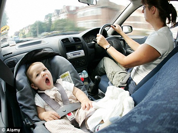 Những lưu ý đảm bảo an toàn cho trẻ nhỏ trên xe hơi