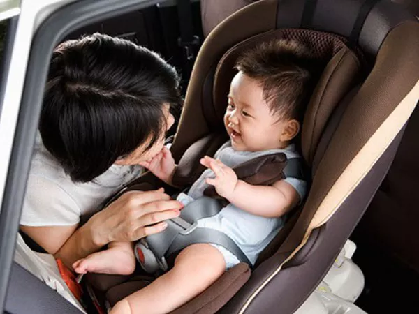 Tầm quan trọng của chốt ngực dây an toàn khi cho trẻ đi ô tô