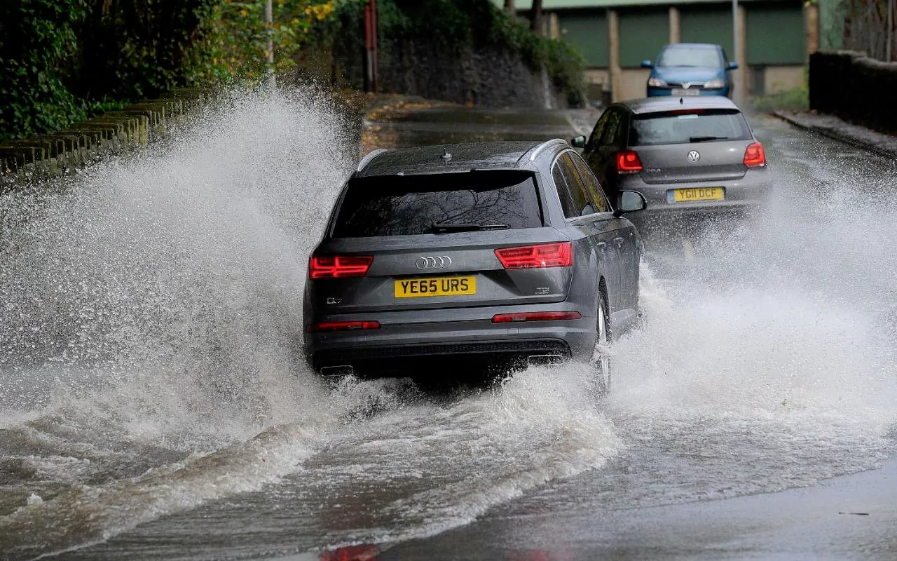 Bí quyết lái xe ô tô an toàn dưới trời mưa lớn