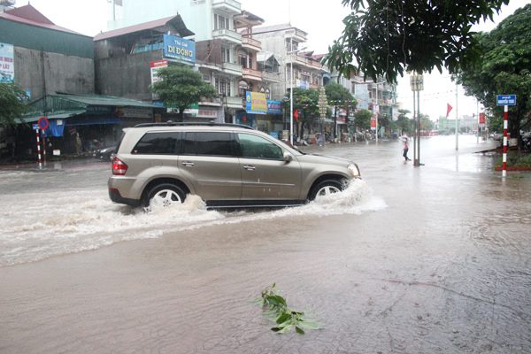 Cách lái xe ô tô qua đường ngập nước