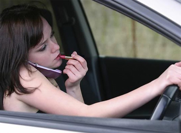 Kinh nghiệm lái xe an toàn dành cho phụ nữ