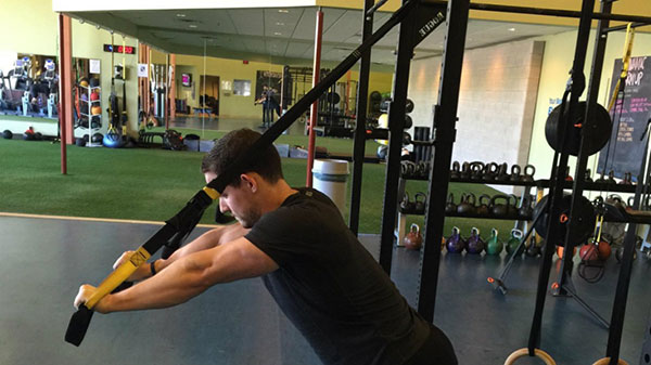 6 bài tập thể hình cơ bắp tay cho nam đơn giản tại phòng gym