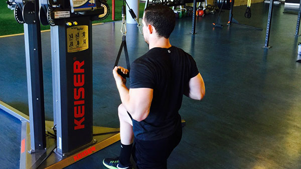 6 bài tập thể hình cơ bắp tay cho nam đơn giản tại phòng gym